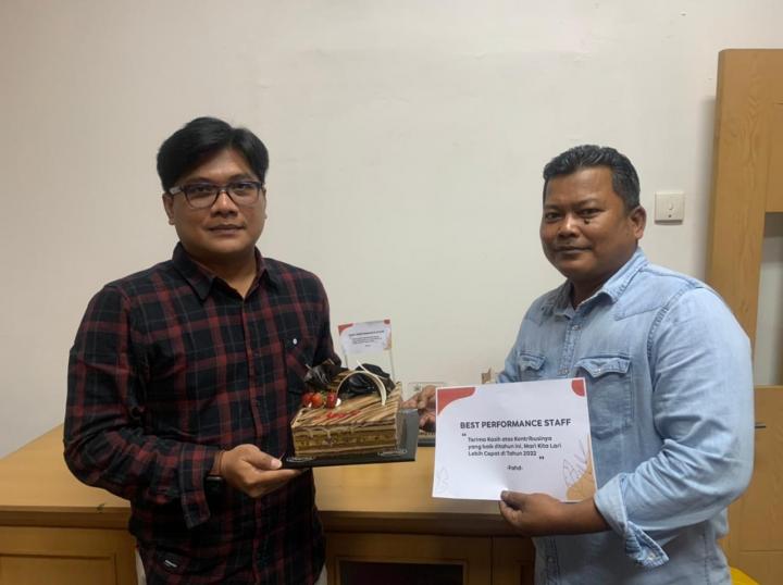 GTM SA Indosat Ooredoo Area Lampung Agus Hidayat Raih Penghargaan Best Performance Staff Regional Sumatera